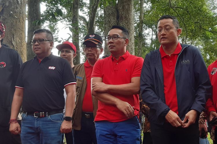 Gubernur Jawa Barat Ridwan Kamil menghadiri penanaman ribuan bibit pohon sekaligus penghijauan serentak secara nasional yang dipusatkan di Pusat Penelitian Teh dan Kina (PPTK) Gambung, Ciwidey, Kabupaten Bandung, Jawa Barat, Minggu (2/2/2020).