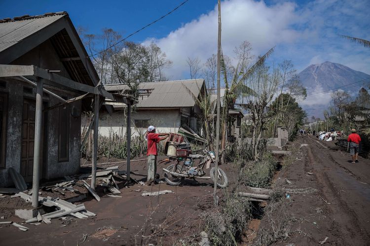 Warga saat menyelamatkan barang dari rumah mereka yang terdampak erupsi Gunung Semeru yang meluncurkan awan panas di Desa Supiturang, Lumajang, Jawa Timur, Rabu (8/12/2021).