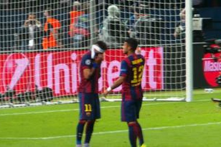 Neymar tampak menangis seusai Barcelona menjuarai Liga Champions, Sabtu (6/6/2015). 