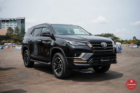 Komparasi New Fortuner 2.8 GR Sport 4x2 dengan Pajero Sport Dakar 4x2