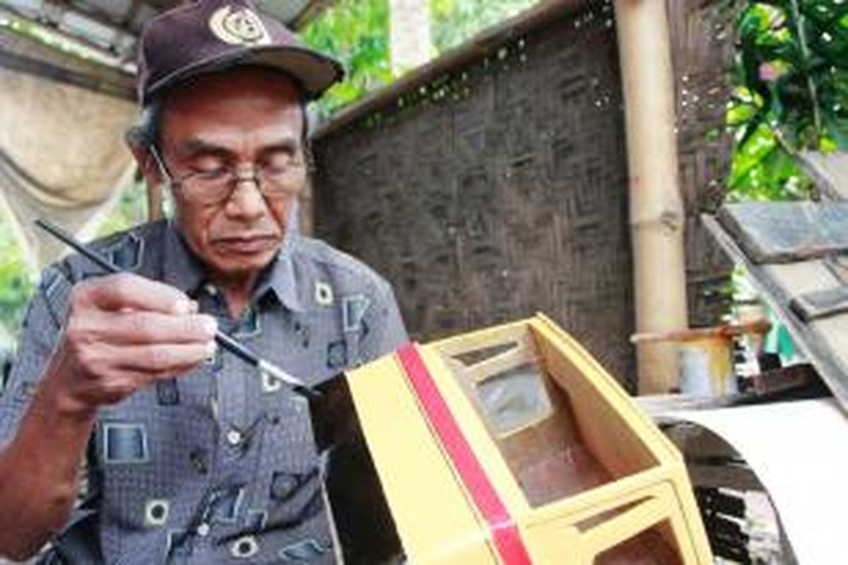 Kartiya (67 tahun), warga Desa Kasugengan Lor, Kecamatan Depok, Kabupaten Cirebon, Jawa Barat, membuat mainan tradisional mobil-mobilan yang terbuat dari kayu dan tripleks bekas. Ia bertahan di tengah maraknya mainan plastik pabrikan, dan gencarnya mainan berbasis gadget.