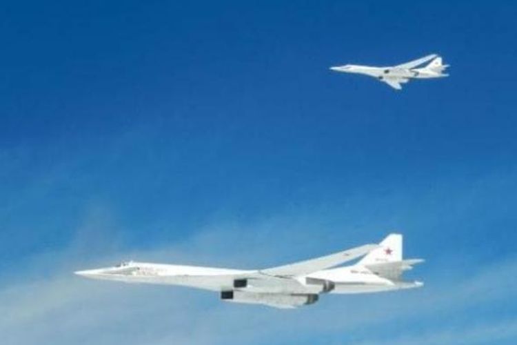 Dua pesawat pengebom Tu-160 Blackjack milik AU Rusia diabadikan saat dicegat AU Perancis dalam insiden September 2016.