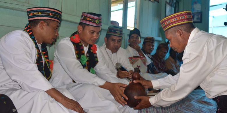 Ritual Kapung menyambut kehadiran Imam Baru, Pater Gabriel Akhir, SVD, di Kampung Waekolong, Desa Ranakolong, Kecamatan Kota Komba, Kabupaten Manggarai Timur, Nusa Tenggara Timur, Kamis (12/10/2017).