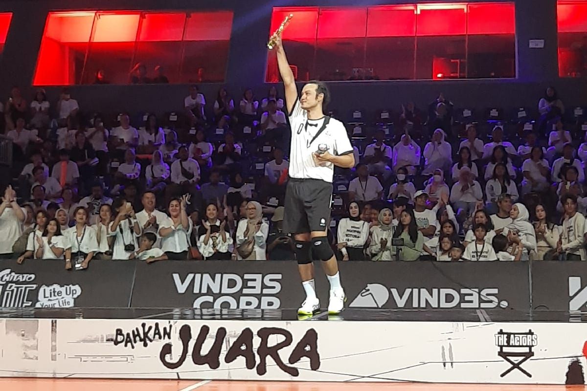 Aktor Dwi Sasono menjadi pemain terbaik di pertandingan ekshibisi Bahkan Voli yang digelar di Mahaka Square, Kelapa Gading, Jakarta Utara, Sabtu (26/8/2023).