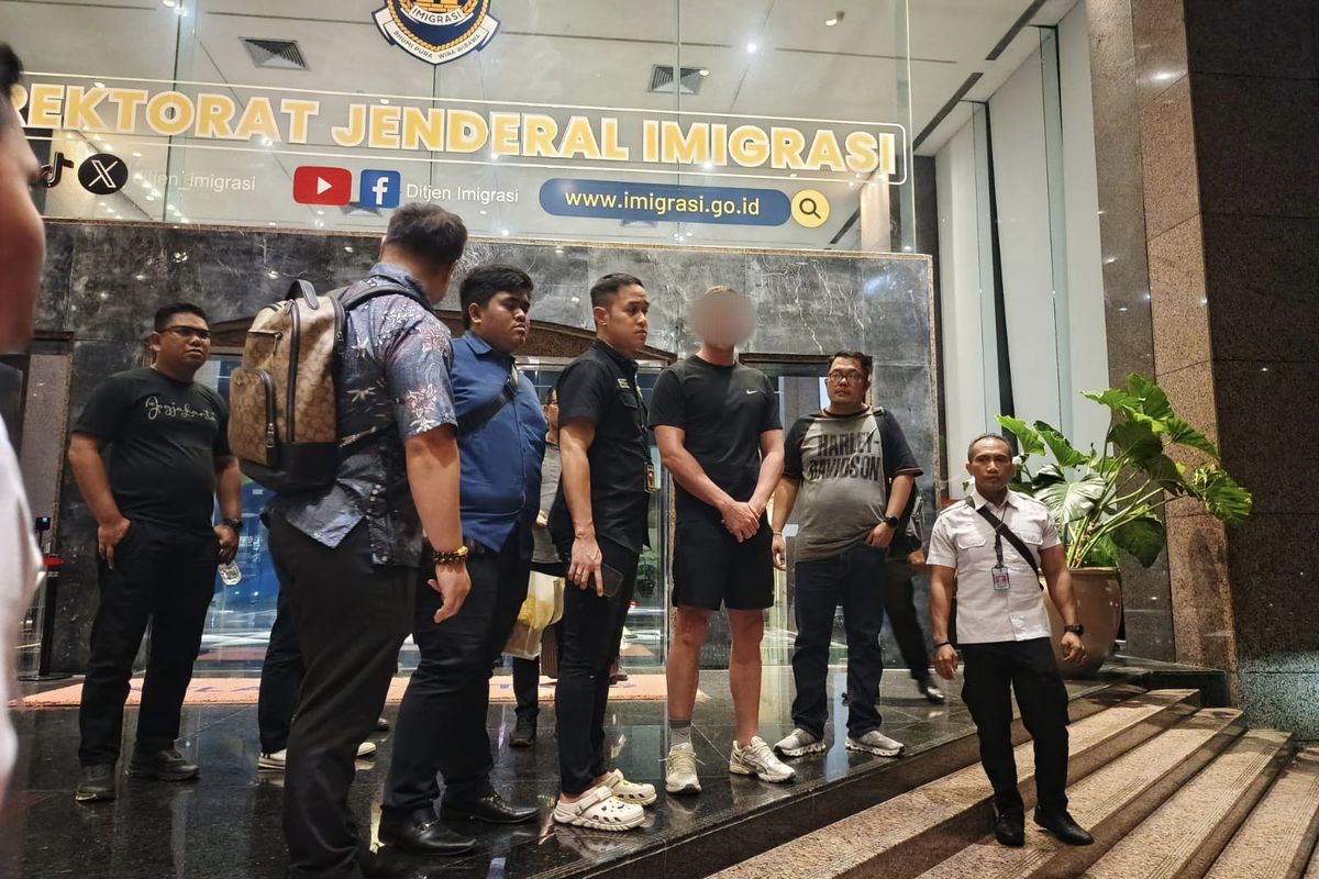 Warga negara Australia, DFJ (27) saat diamankan oleh Direktorat Jenderal (Ditjen) Imigrasi.