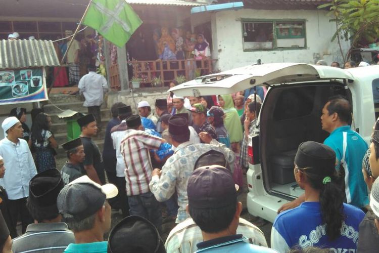 Jenazah Korban Kecelakaan Lalu Lintas di Gilimanuk, Bali, Tiba di Rumah Duka di Desa Kemiri, Kecamatan Panti, Jember, Jawa Timur, Minggu (18/6/2017).