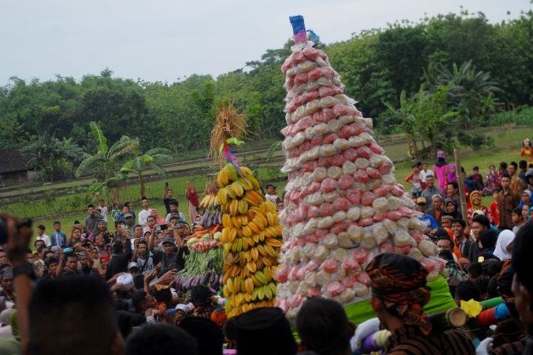 Warga Desa Tarub, Kecamatan Tawangharjo, Kabupaten Grobogan, Jawa Tengah menggelar acara kirab budaya untuk memperingati Haul Ki Ageng Joko Tarub, Minggu (5/11/2017) siang. Dalam tradisi tahunan itu, warga mengarak gunungan berupa hasil bumi sejauh kurang lebih dua kilometer menuju lapangan desa setempat.