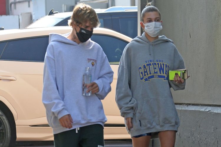 Justin dan Hailey Bieber ketika pergi makan siang beberapa waktu lalu di Los Angeles.