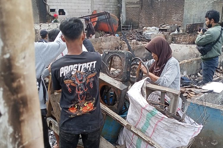 Sebanyak 9 unit mobil pemadam kebakaran diterjunkan untuk memadamkan api yang melahap pemukiman warga di Kampung Kebon Kalapa, Desa Sukamenak, Kecamatan Margahayu, Kabupaten Bandung, Jawa Barat, pada Senin (6/2/2023).Mobil pemadam kebakaran kesulitan untuk memasuki pemukiman warga tersebut, lantaran lokasi tersebut sangat padat penduduk.