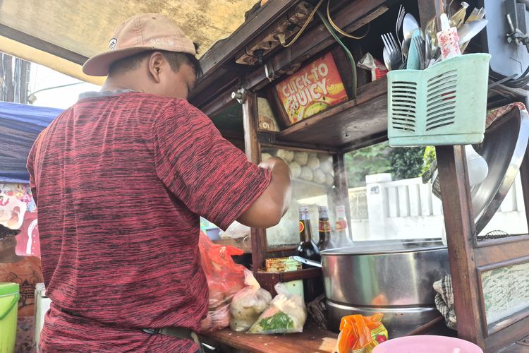 Pedagang Peyek dan Bakso Menjerit Harga Plastik Mahal: Mau Dibungkus Pakai Tangan?
