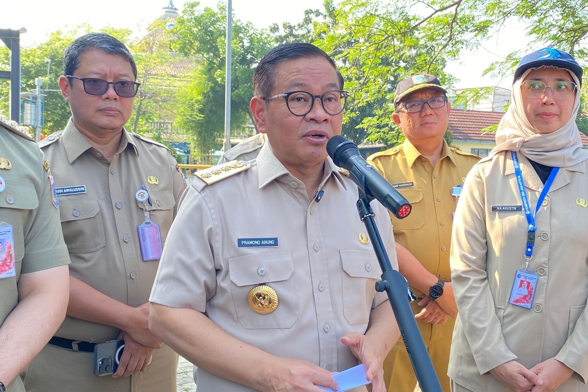 Gubernur DKI Jakarta Pramono Anung melakukan sambutan pada saat kunjungan peninjauan Waduk Pluit.