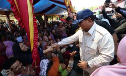 Prabowo Resmikan Bantuan Air Bersih di Kuningan, Masyarakat Sambut Hangat dan Ajak Foto Bersama