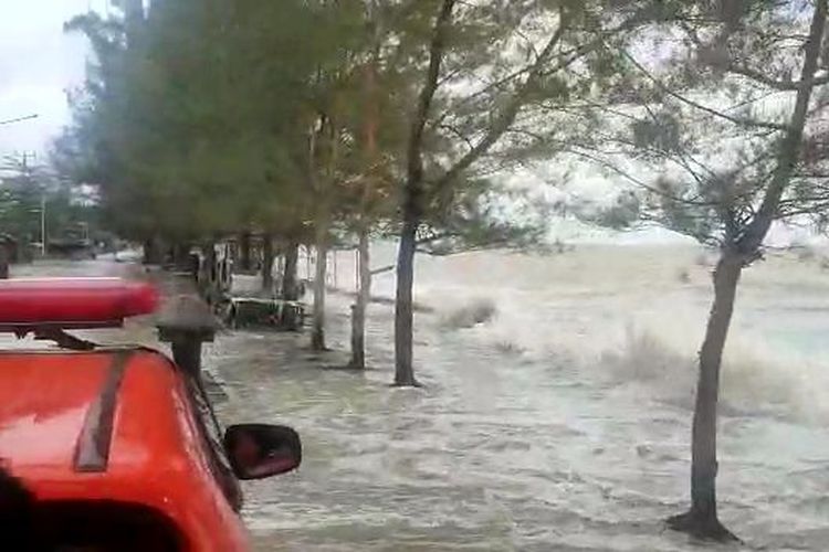 Kawasan wisata Pantai Pasir Padi, Kota Pangkalpinang, Bangka Belitung yang terendam gelombang pasang, Senin (26/12/2022).