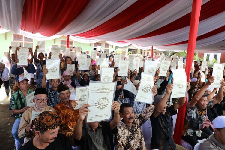 Ilustrasi penyerahan sertifikat tanah.
