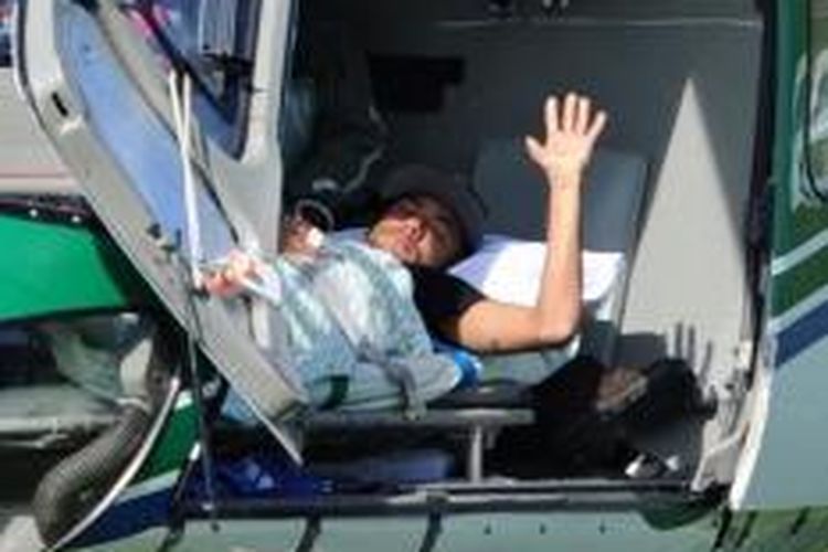 Neymar diangkut menggunakan helikopter untuk pulang ke rumahnya di Guaraju, Sao Paulo, Sabtu (5/7/2014).