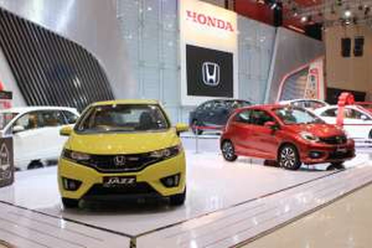 Deretan mobil Honda pada Pameran Otomotif Surabaya 2016.