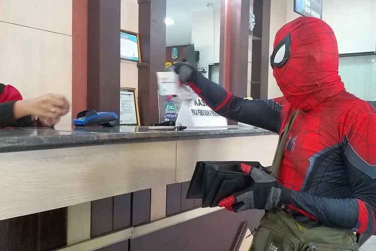 Inilah sosok Nyono Sugiono, warga Desa Sidorejo, Kecamatan Wungu, Kabupaten Madiun yang berkostum spiderman saat membayar pajak kendaraan bermotor di Samsat Kabupaten Madiun, Rabu (3/6/2020).