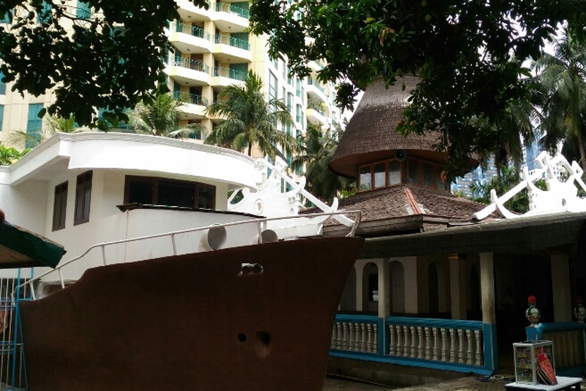 Bagian luar Masjid Perahu atau Masjid Al-Munada Baiturrahman di bilangan Tebet, Jakarta Selatan.