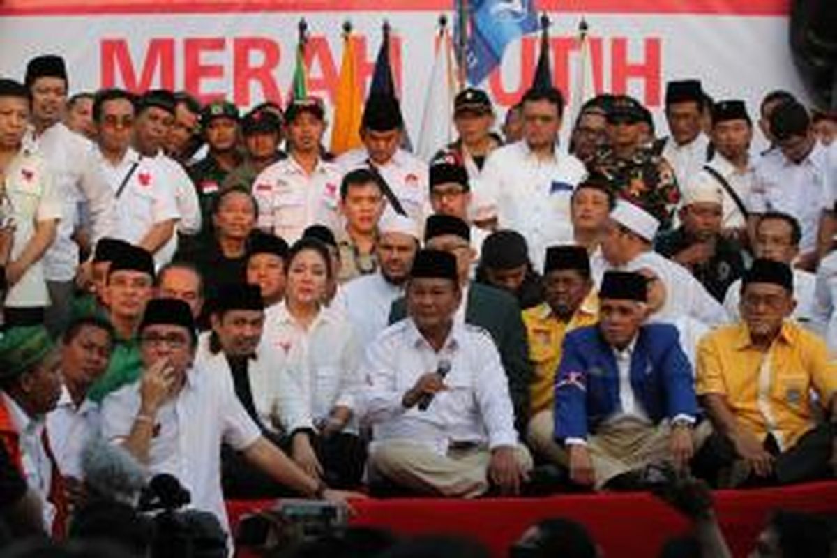 Calon presiden nomor urut 1 Prabowo Subianto dan calon Wakil Presiden Hatta Rajasa menjawab pertanyaan wartawan usai menghadiri acara penandatanganan Koalisi Merah Putih Permanen di Tugu Proklamasi, Jakarta Pusat, Senin (14/7/2014). Ketua dan Sekjen Partai Politik pendukung pasangan Prabowo-Hatta yaitu Gerindra, PKS, PPP, Golkar, PBB, PAN, dan Demokrat, untuk menguatkan komitmennya menandatangani nota kesepahaman Koalisi Permanen mendukung Prabowo-Hatta.