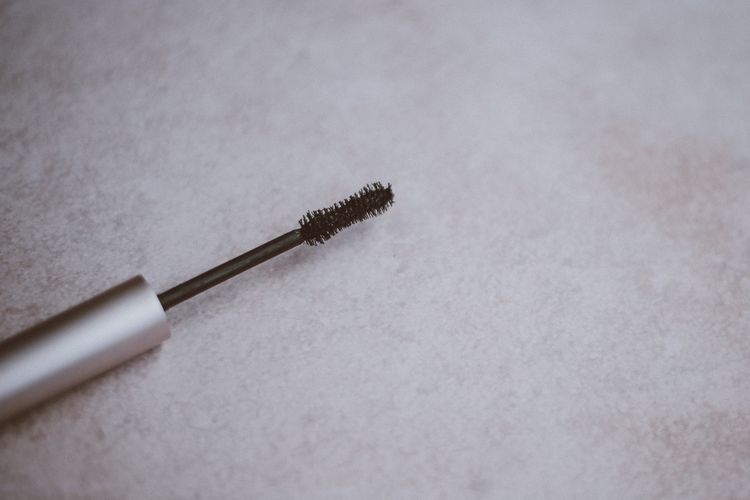 Ilustrasi aplikator maskara bertipe jam pasir atau hourglass.