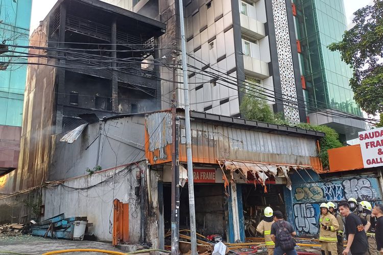 Kondisi terkini toko bingkai di Jalan Mampang Prapatan Raya, Jakarta Selatan, yang terbakar sejak malam tadi, Jumat (19/4/2024).