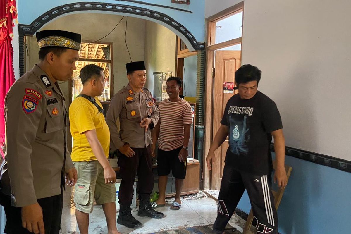 Aparat Polsek Balong lokasi ledakan balon udara berisi petasan menjatuhi pemukiman di Desa Dadapan, Kecamatan Balong, Kabupaten Ponorogo, Jawa Timur, Senin (17/6/2024).