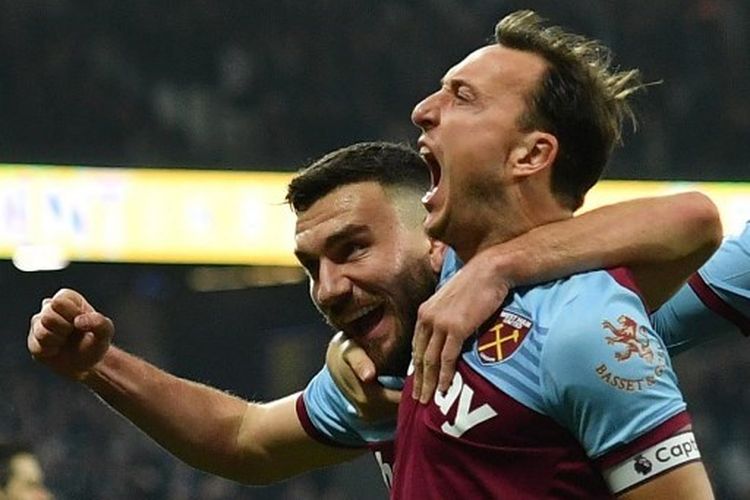 Mark Noble (pakai ban kapten) merayakan golnya ke gawang Bouremouth pada lanjutan pekan ke-21 Liga Inggris di Stadin London, Rabu (1/1/2020). 