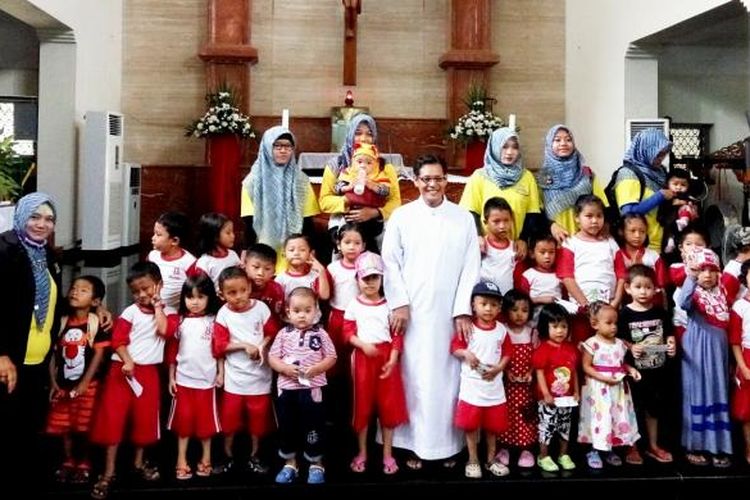 Murid-murid dan guru Lembaga Pendidikan Beniso, Sewon, Bantul, berfoto bersama Romo Paroki Kota Baru Maharsono Probho SJ di dalam Gereja Kota Baru, Yogyakarta, Sabtu (18/2/2017).