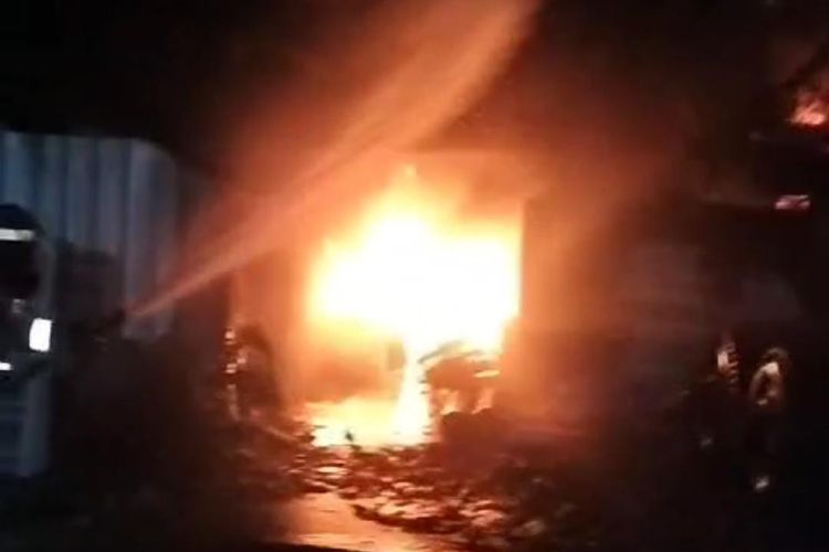 Kebakaran melanda kawasan Jalan Kedung Cowek, Kelurahan Tanah Kali Kedinding, Kecamatan Kenjeran, Surabaya, Jawa Timur, Jumat (4/10/2024) dini hari 