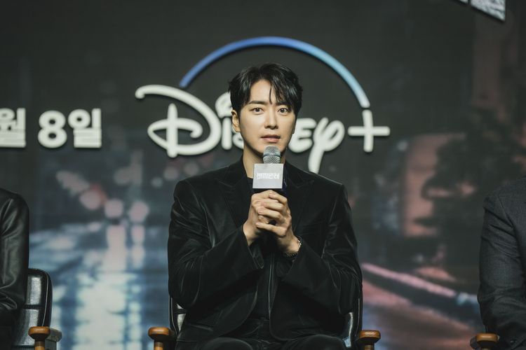 Aktor Lee Joon Hyuk saat konferensi pers virtual drama Vigilante di Korea Selatan, Senin (6/11/2023).