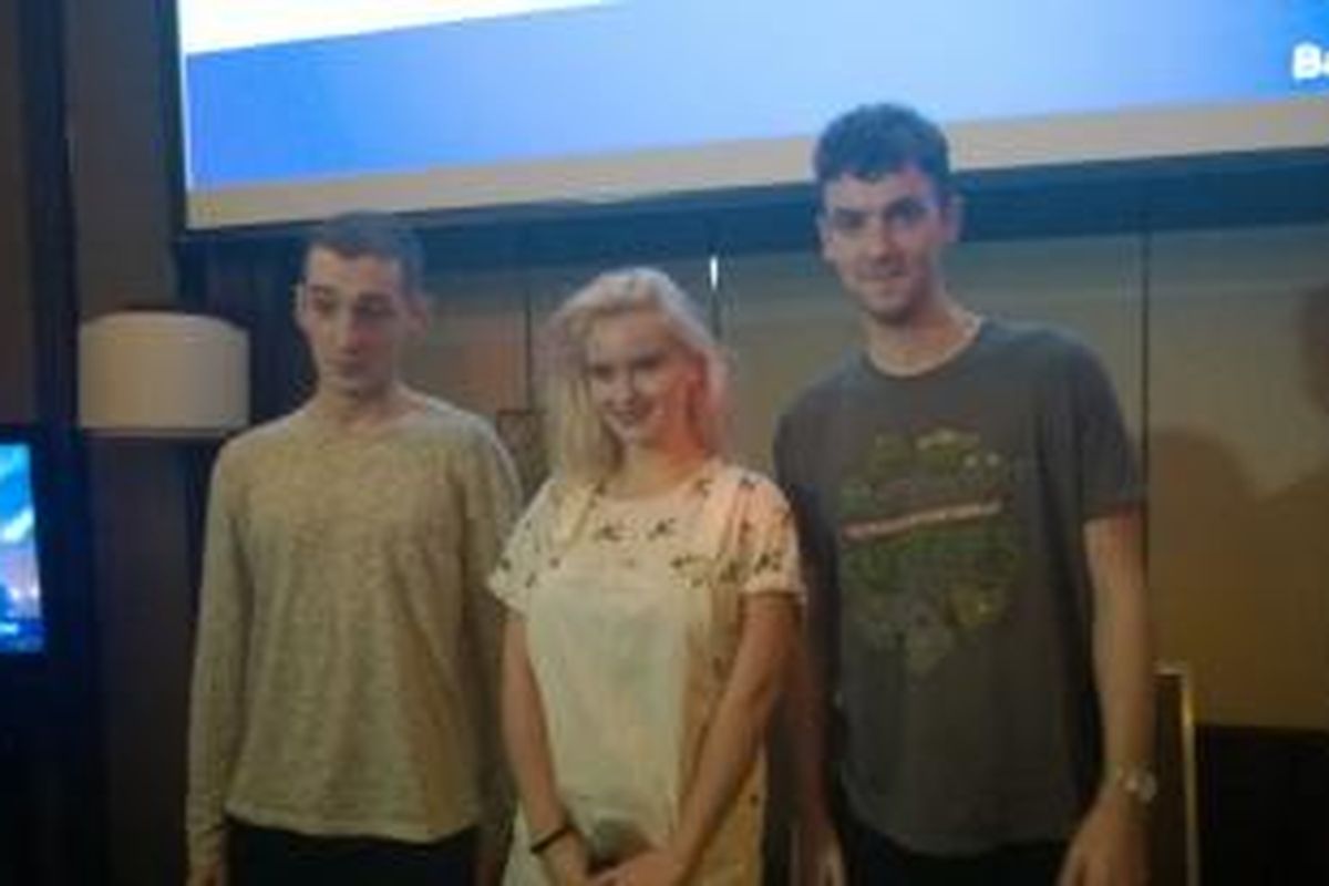 Tiga personel grup band Clean Bandit, (kiri-kanan) Luke Petterson, Grace Chatto, dan Jack Petterson diabadikan usai jumpa pers konser 'Clean Bandit Live In Jakarta' di Sheraton Hotel, Gandaria City, Jakarta Selatan, Senin (7/12/2015) malam. Mereka akan menggelar konser di Skeeno Hall, Gandaria City, Jakarta Selatan, Selasa (8/12/2015).