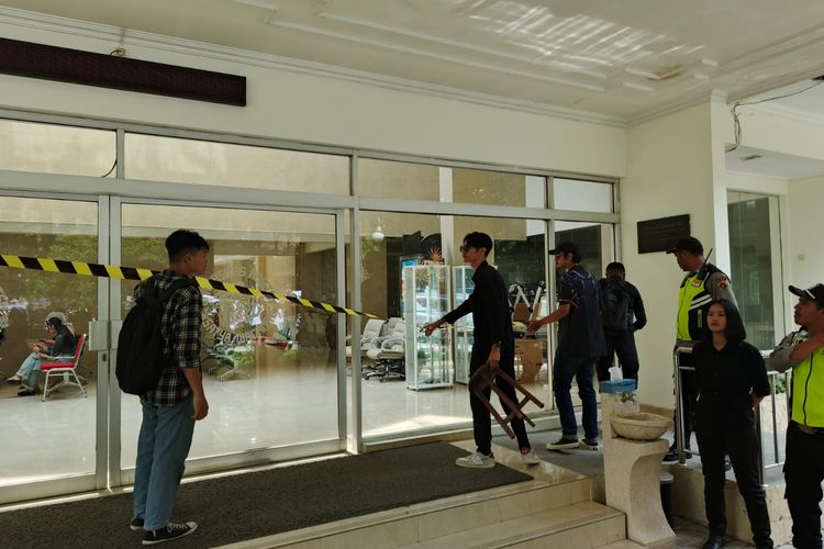 Tak Ditemui Rektor, Mahasiswa UKSW Segel Gedung Administrasi Pusat