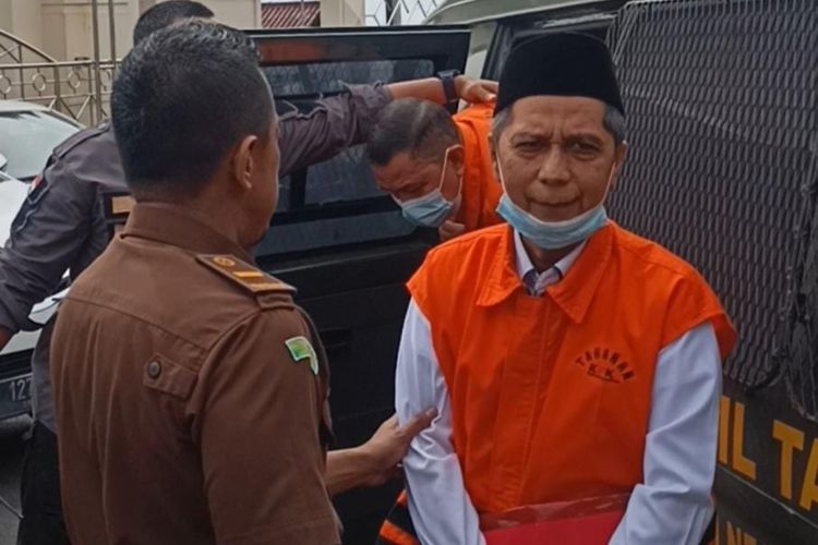 Mantan Rektor Unila Karomani saat tiba di PN Tanjung Karang, Selasa (24/1/2023) pagi.