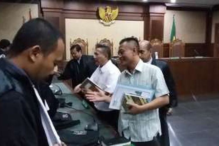 Direktur Utama PT Citra Gading Asritama Ichsan Suaidi dan pengacara Awang Lazuardi Embat didakwa secara bersama-sama menyuap pejabat MA, di Pengadilan Tipikor, Jakarta, Senin (2/5/2016).