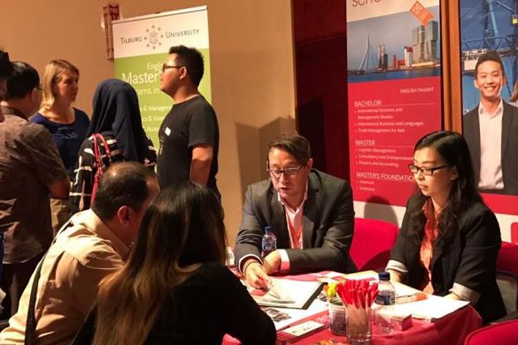 Pelajar Indonesia yang tertarik kuliah ke Belanda mendatangi pameran pendidikan Dutch Placement Day 2016 di Erasmus Huis, Jakarta, Jumat (4/11/2016). Pameran pendidikan adalah salah satu media yang dapat dimanfaatkan untuk mencari informasi tentang perkuliahan di luar negeri, termasuk soal beasiswa.