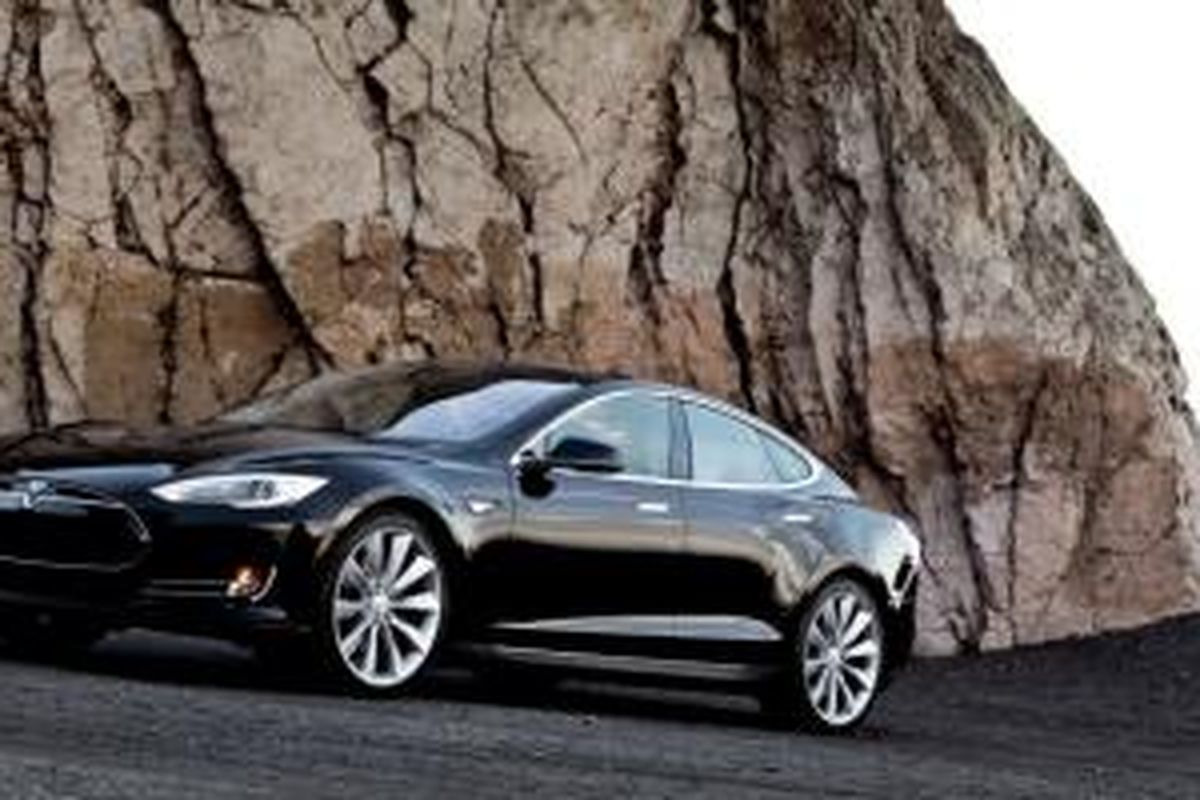 Tesla Model S Performance menjadi juara mobil listrik tercepat.
