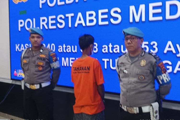 Pria bernama Anwar (tengah), ditangkap polisi karena membunuh selingkuhan istrinya di Kecamatan Medan Tuntungan, Kota Medan, Minggu (24/3/2024)