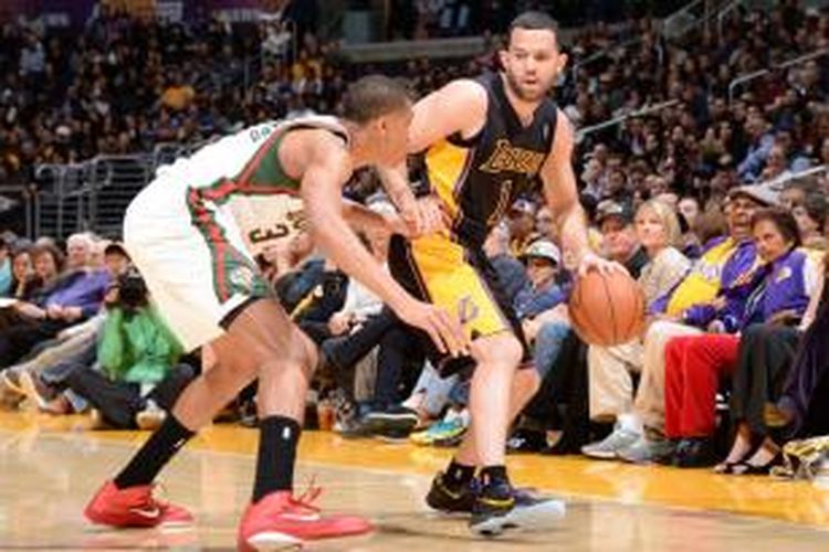 Pebasket Los Angeles Lakers, Jordan Farmar (kanan) berusaha melewati pemain Milwaukee Bucks pada lanjutan kompetisi NBA di Staples Center, Los Angeles, Selasa (31/12/2013).