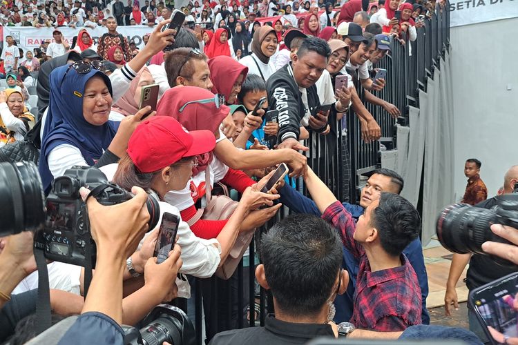 Wali Kota Solo Gibran Rakabuming Raka menyalami relawan Pro Jokowi saat menghadiri acara Rakernas Projo di Indonesia Arena, Jakarta, Sabtu (14/10/2023).