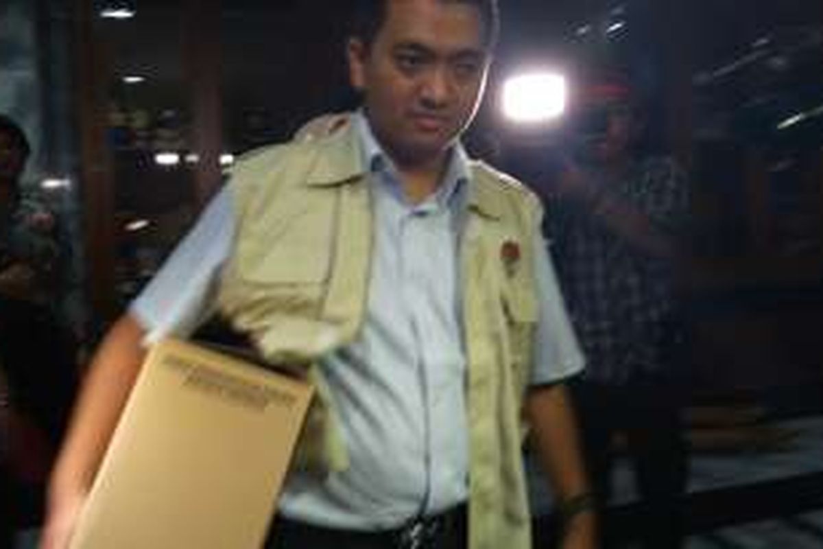 Salah seorang penyidik KPK membawa dus berisi dokumen-dokumen setelah menggeledah 6 ruangan di DPRD DKI selama 7 jam. 