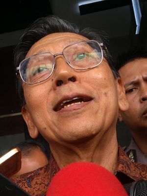 Wakil Presiden ke-11 RI Boediono usai menjalani pemeriksaan sebagai saksi dalam kasus dugaan pemberian Bantuan Likuiditas Bank Indonesia (BLBI), di Gedung Merah Putih Komisi Pemberantasan Korupsi (KPK) RI pada Kamis (28/12/2017).