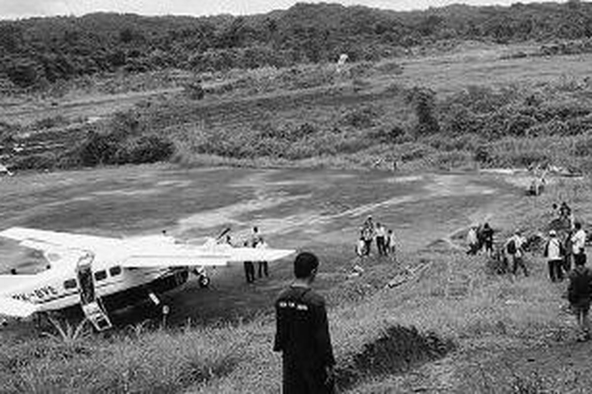 Banyak keterbatasan dihadapi bandara-bandara di perbatasan Kalimantan-Sabah, seperti Bandara Long Ampung di Kabupaten Malinau, Kaltim ini. Aturan bahwa pengantar tidak boleh mendekati pesawat juga sulit diterapkan, karena akan berbenturan dengan warga.