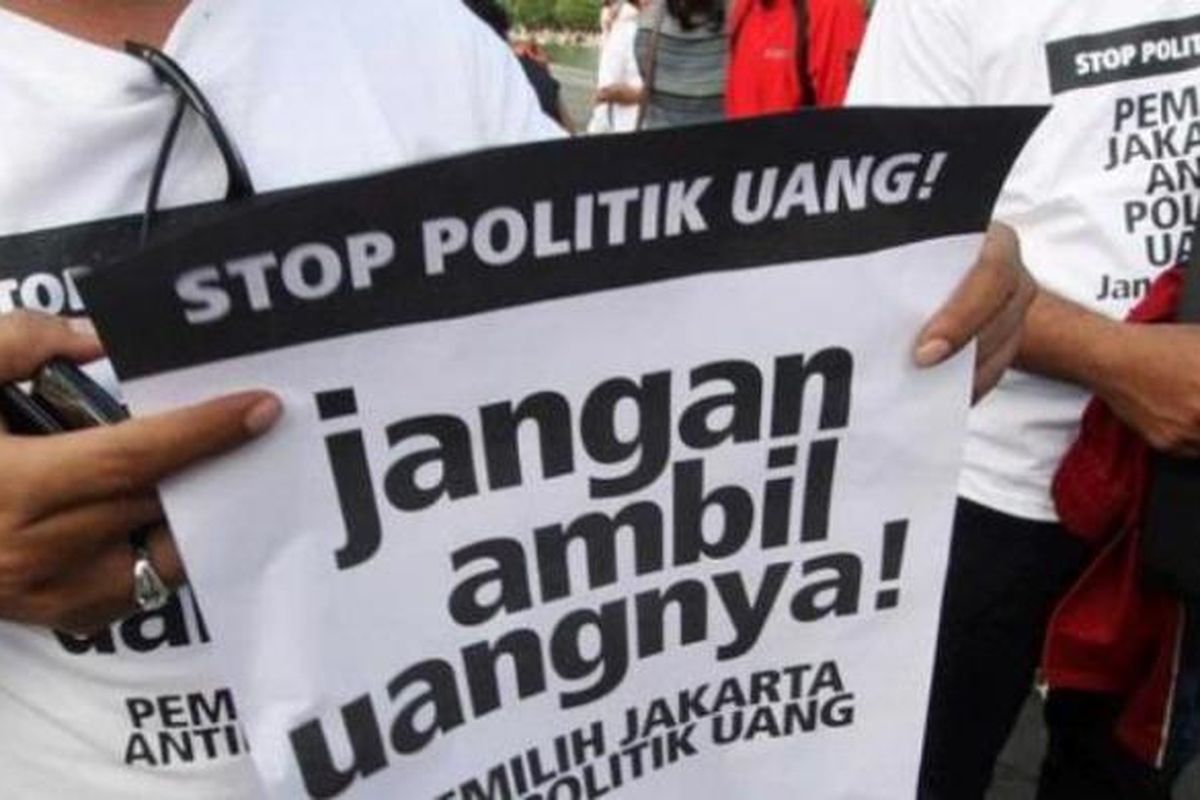 Kelompok gabungan dari Panwaslu dan lembaga swadaya masyarakat, menyatakan menolak prkatik politik uang dalam pelaksanaan Pemilukada DKI Jakarta, pada aksi di Bundaran Hotel Indonesia, Jakarta, Minggu (24/6/2012). Baik memberi atau menerima uang dalam pelaksanaan kampanye pemilukada dianggap sebagai praktik korupsi.