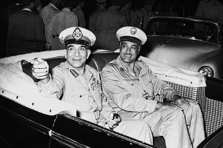 Dalam foto yang diambil pada Juli 1954 terlihat dua pemimpin Mesir, Mohammad Naguib (kiri) dan Gamal Abdul Nasser usai menghadiri dua tahun revolusi yang menggulingkan Raja Farouk.