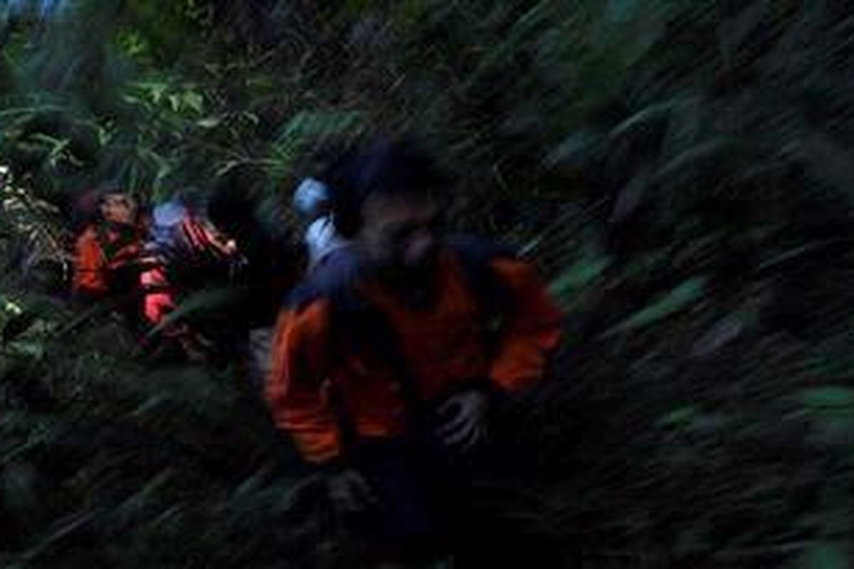 Pencarian pesawat Sukhoi Superjet 100 di Gunung Salak, Kecamatan Cijeruk, Bogor, Kamis (10/5/2012).  
