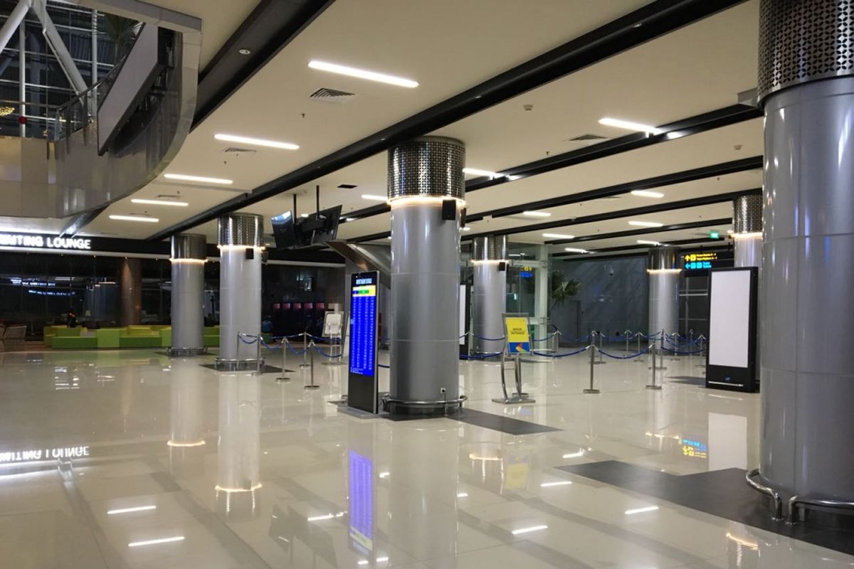 Suasana di Stasiun Kereta Bandara Soekarno-Hatta pada Senin (5/2/2018) malam. Layanan kereta dihentikan sejak pukul 18.10 WIB setelah ada jalur kereta di perlintasan menuju Batu Ceper yang longsor dan tidak aman untuk dilalui.