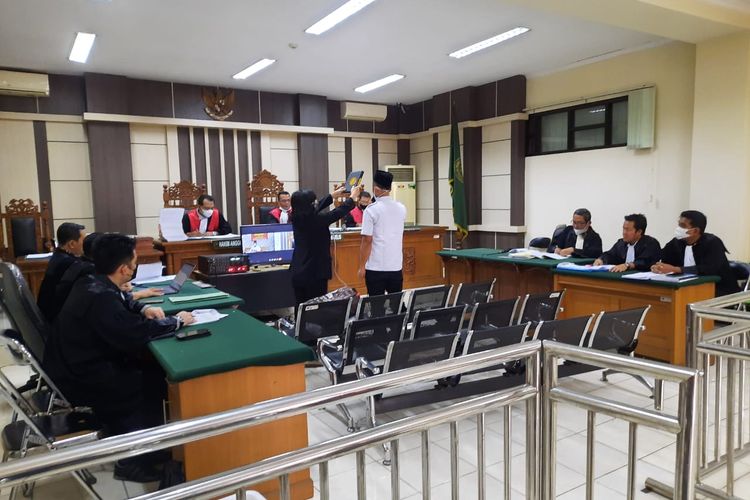 Terdakwa kasus dugaan korupsi penyaluran Kredit Kepemilikan Rumah (KPR) Bank Jateng Cabang Blora, Ubaydilah Rouf alias Obet menjalani sidang di Pengadilan Tindak Pidana Korupsi (Tipikor) Semarang, pada Jumat (27/5/2022)