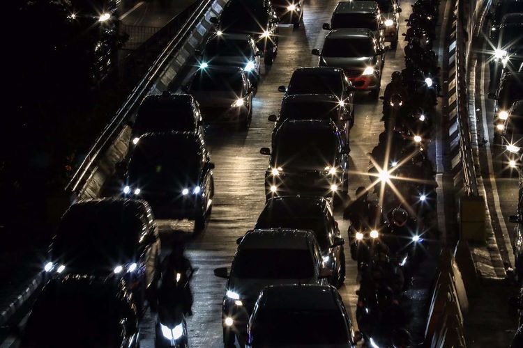 Suasana kendaraan terjebak macet di Jl. Gatot Subroto dan Tol Cawang-Grogol di Jakarta Selatan, Senin (8/6/2020). Pada hari pertama  orang masuk kantoran dan penerapan Pembatasan Sosial Berskala Besar (PSBB) transisi, lalu lintas di sejumlah jalan di DKI Jakarta terpantau padat hingga terjadi kemacetan.