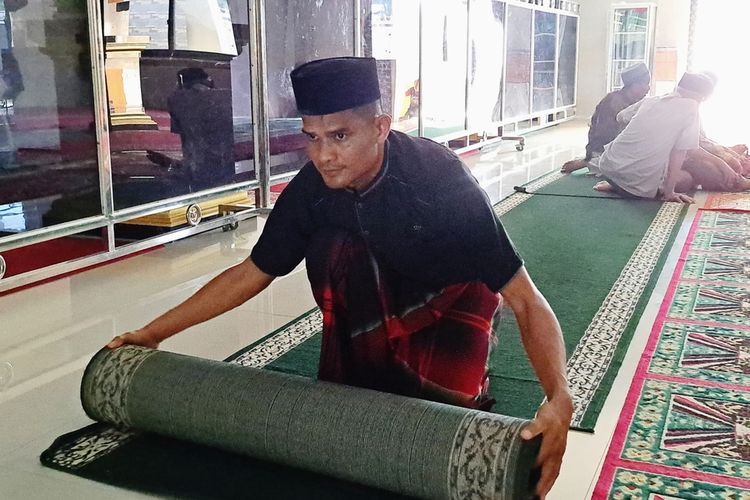 Adi Akbar Caleg PKS di Makassar yang juga merupakan marbot di Masjid Anny Mujahidah Rasunnah yang terletak di Jl Dg Tata 3 No 58 A, Kelurahan Parang Tambung, Kecamatan Tamalate, Makassar, Sulsel.