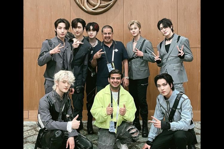 Fadil Jaidi mengunggah foto bersama Pak Muh dan NCT Dream. Pak Muh tampak berpose peace kompak dengan member NCT lainnya.